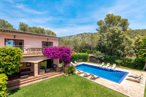 Large villa with rental license, pool and garden in quiet Son Toni, not far from Pollença