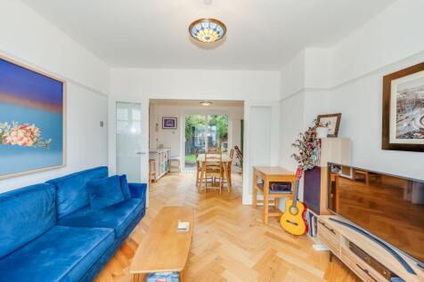 Beautiful through bay windowed lounge diner