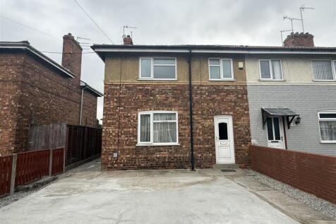 3-bed terraced on Weighton Grove, Hull, £725/mo