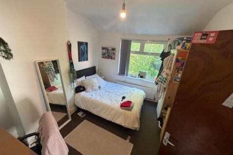 Cozy double bedroom with great natural light...