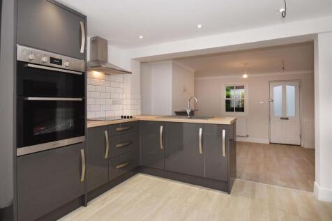 24 Hollybush-Main kitchen.jpg