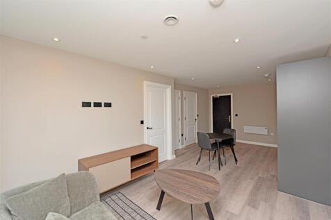 Living Room / Dining Area: