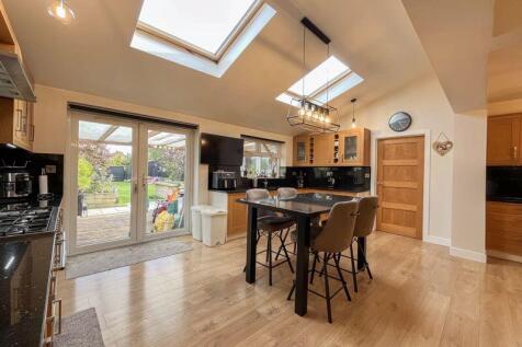 ENTERTAINMENT KITCHEN