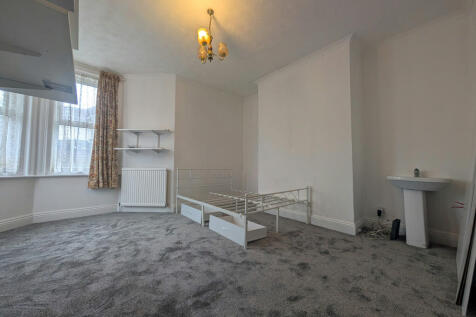 Room 2 Malmesbury Park Place, Bournemouth, Dorset, BH8 photo 3