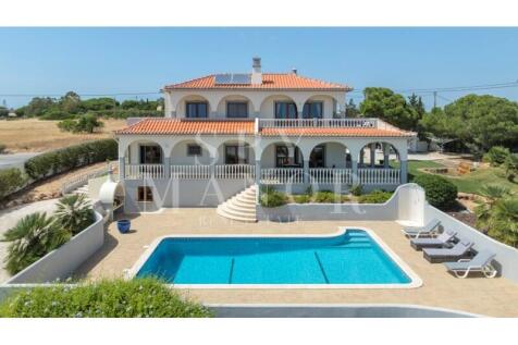 Vivenda T5 com piscina virada a sul e terraços cobertos em Carvoeiro, Algarve. Moradia isolada perto de Benagil com vista mar, à venda pela Spy Manor Real Estate