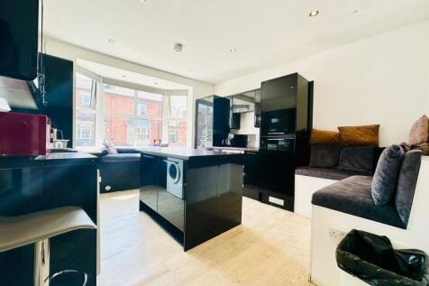 3-bed flat on Lenton Boulevard, Lenton, £1,625/mo