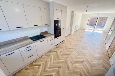 NEW BUILD TOWN HOUSES - 5 HOUSES ARE STILL AVAILA