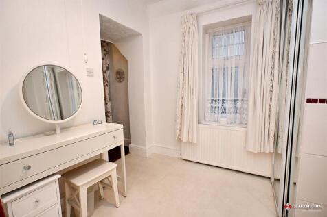 Ensuite/ dressing room