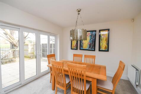 18 Pickwick Gardens, Compton photo 5