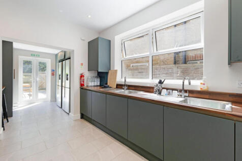 Studio flat on Valetta Road, London, W3, £1,400/mo