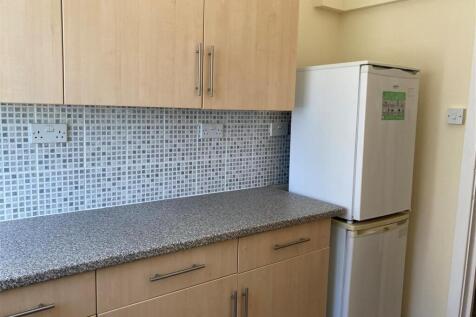 Flat 1, 8 Park Road - kitchen 2.jpg