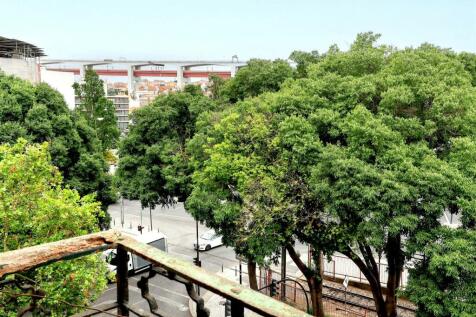 Charming Building, Estrela