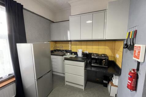 Room 5, 81 Wilton Avenue kitchen.JPG
