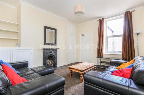 5-bed flat on (£165pppw) Holmwood Grove, Jesmond, Newcastle Upon Tyne, NE2, £3,575/mo