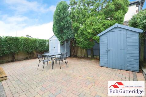 ENCLOSED REAR GARDEN