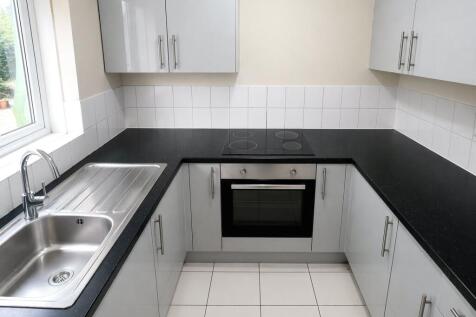 Crestwood Way, Hounslow, Greater London, TW4 photo 3