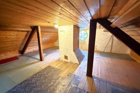 LARGE ATTIC ROOM