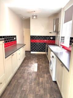4 bed terraced house to rent Windsor Road, Droyls