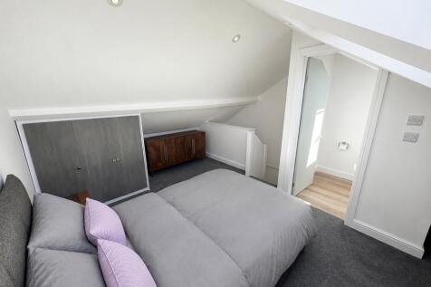 Room 5 (en-suite) at £700pcm