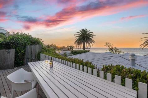 Beautiful views from the outside deck, yet hidden away from the hussle and bussle of the beach