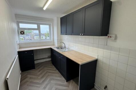 The Broadway, Thorpe Bay photo 4