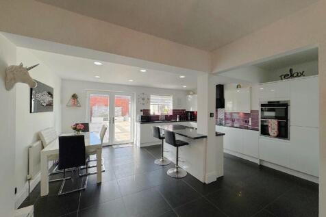 Family Dining Kitchen 