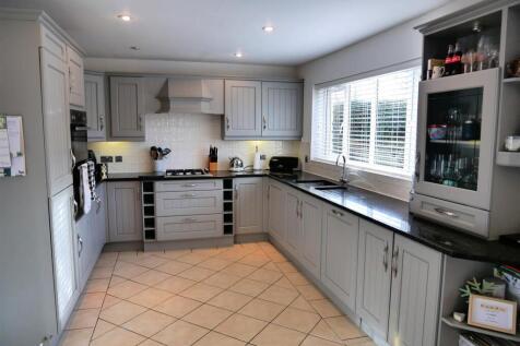 FITTED KITCHEN AREA