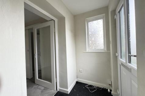 Far Bank, Shelley, Huddersfield, HD8 8HT photo 4