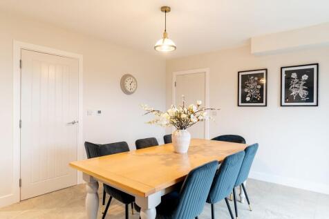 STUNNING DINING KITCHEN AND SITTING ROOM