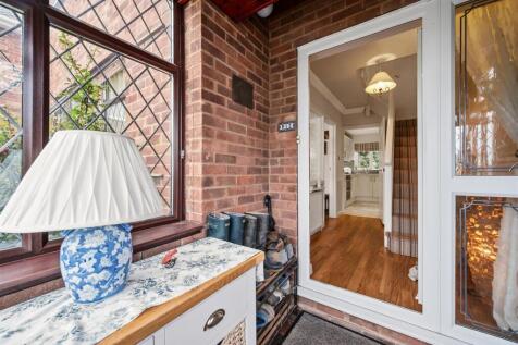 Entrance porch and hallway.jpg