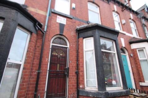 A charming traditional front exterior of a resi...
