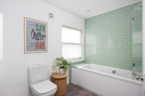 4 bed, 2 bath Terraced in London - Photo 9