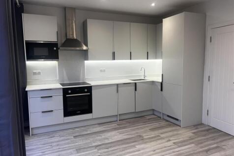1-bed flat on New Cross Road, London, £1,750/mo