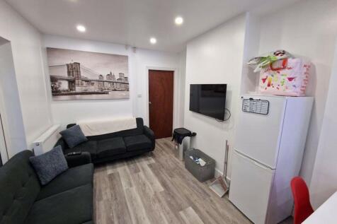 6-bed house on Derby Grove, Nottingham, £3,900/mo