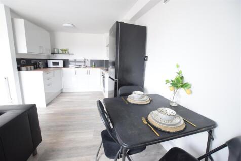 27/28 - Apt 8, Brayford Court - Student Apartment photo 4