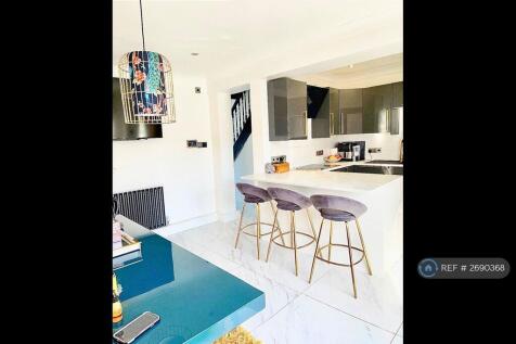 Kitchen &amp; Communal Area