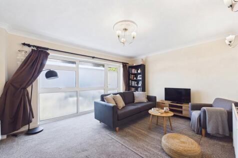 1-bed flat on Arundel Court, Slough, Berkshire, SL3, £1,250/mo