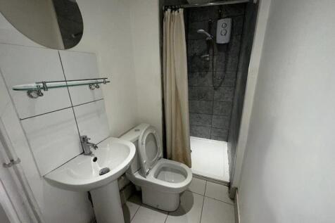 Studio flat to rent, Bertram Street