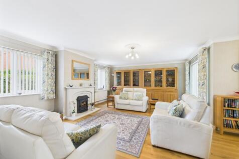 open plan lounge &amp; dining room