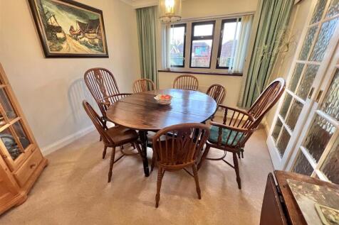 Dining room 2.jpg