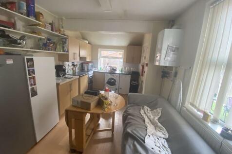 6-bed house on Teversal Avenue, Nottingham, £4,290/mo