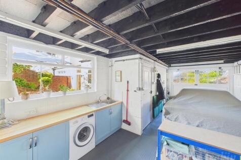 Garage/ Utility room