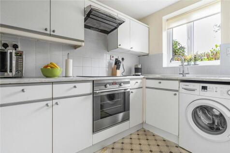 SHORT LET - Charming 2-bedroom home with parking photo 5