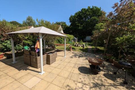 24 Church Road garden 5.jpg