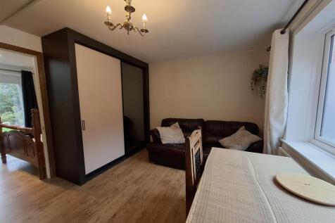 An Annexe/ Flat in Foxley Place, Loughton, Milton Keynes photo 5