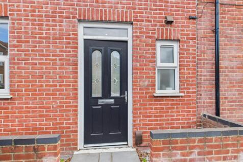 3-bed terraced on Mousehold Street, £2,002/mo
