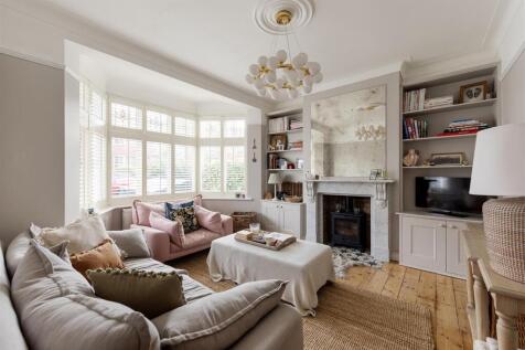 Oak Hill Crescent, IG8