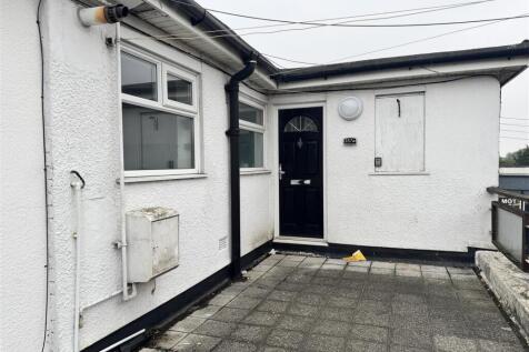 3-bed flat on Rayleigh Road, Benfleet, £1,300/mo