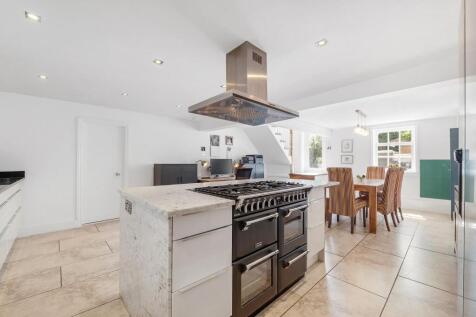 Kitchen (2).JPG