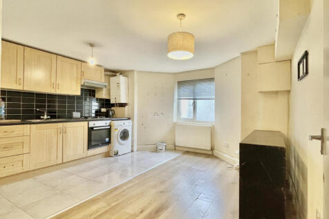 1 bed flat to rent Longley Road, London SW17